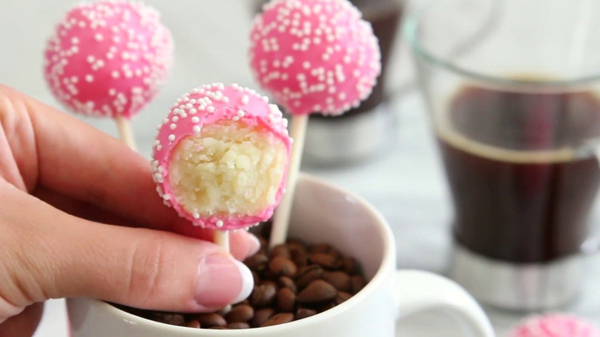 Vanilla Cake Pops- Starbucks Copycat (VIDEO) - Simply Home Cooked