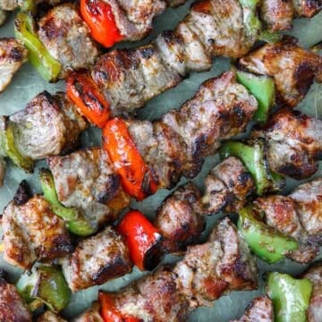 Shashlik (svinekød kabobs) linet op