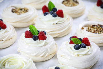 Mini Pavlova Recipe with Chocolate (VIDEO) - Simply Home Cooked