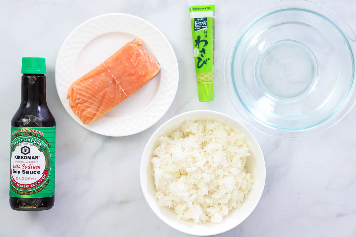 Bahan untuk Salmon Nigiri: Fillet salmon, pasta wasabi, air, nasi sushi dan kecap.