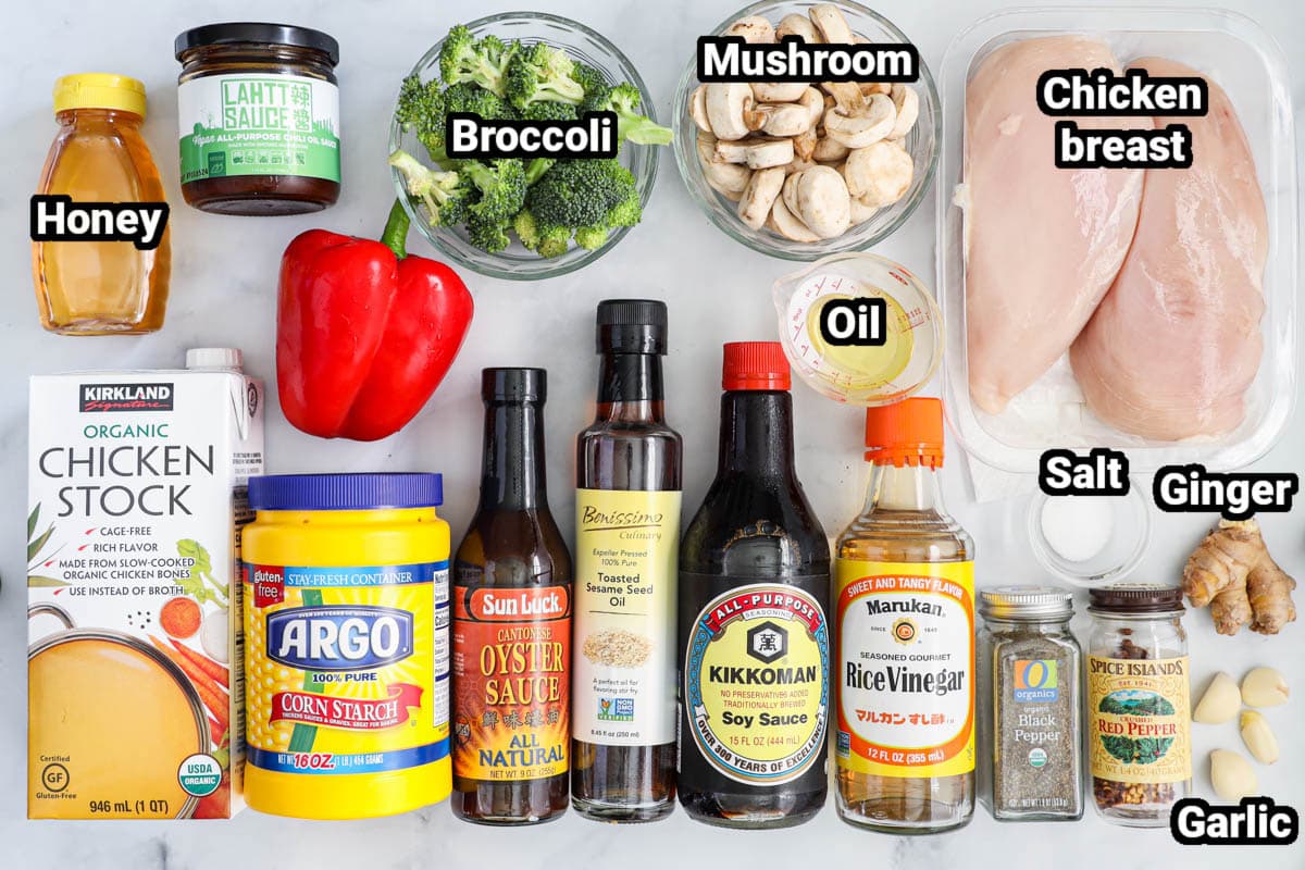 Ingredientes para Frango Hunan: peito de frango, cogumelos, brócolis, molho de feijão, mel, pimentão, óleo, gengibre, sal, pimenta, pimenta vermelha, flocos, alho, vinagre de arroz, molho de soja, molho de ostra, óleo de gergelim, amido de milho, e caldo de galinha.