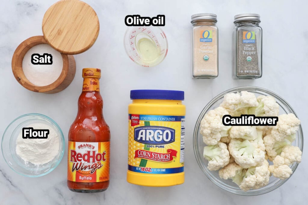 Ingredientes para a Air Fryer Buffalo Couve-flor: amido de milho de couve-flor, molho picante, farinha, sal, pimenta, alho em pó e óleo.
