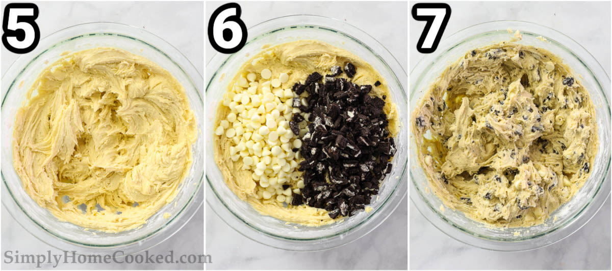 Passos para fazer Cookies e Cream Cookies: adicione as gotas de chocolate e os pedaços de Oreo e misture.