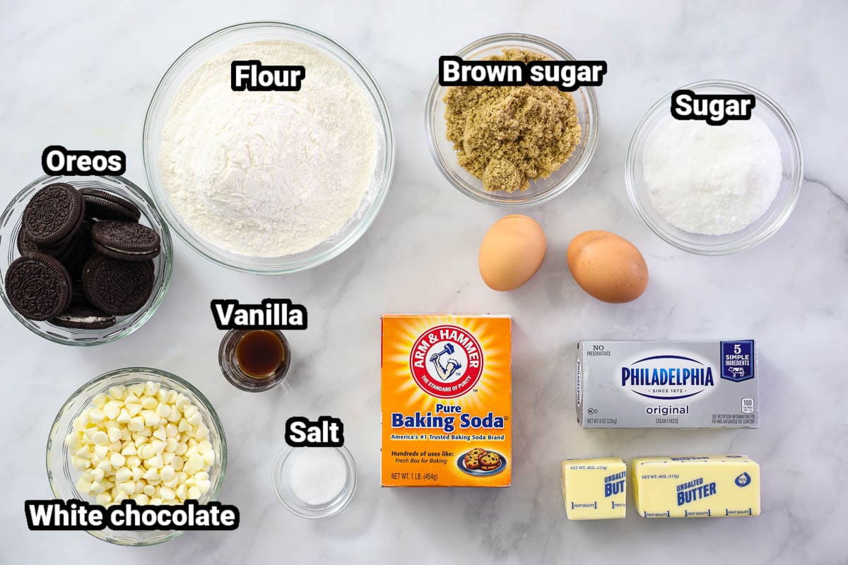 Ingredientes para Cookies e Cream Cookies: farinha, açúcar mascavo, açúcar, Oreos, baunilha, ovos, bicarbonato de sódio, sal, gotas de chocolate branco, manteiga e cream cheese.
