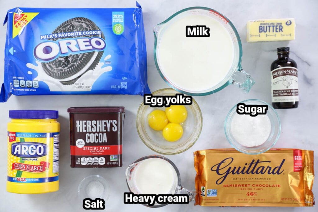 Ingredientes para Torta de Cram de Chocolate: Oreos, amido de milho, leite, gemas, cacau em pó, creme de leite, sal, açúcar, manteiga, baunilha e gotas de chocolate.