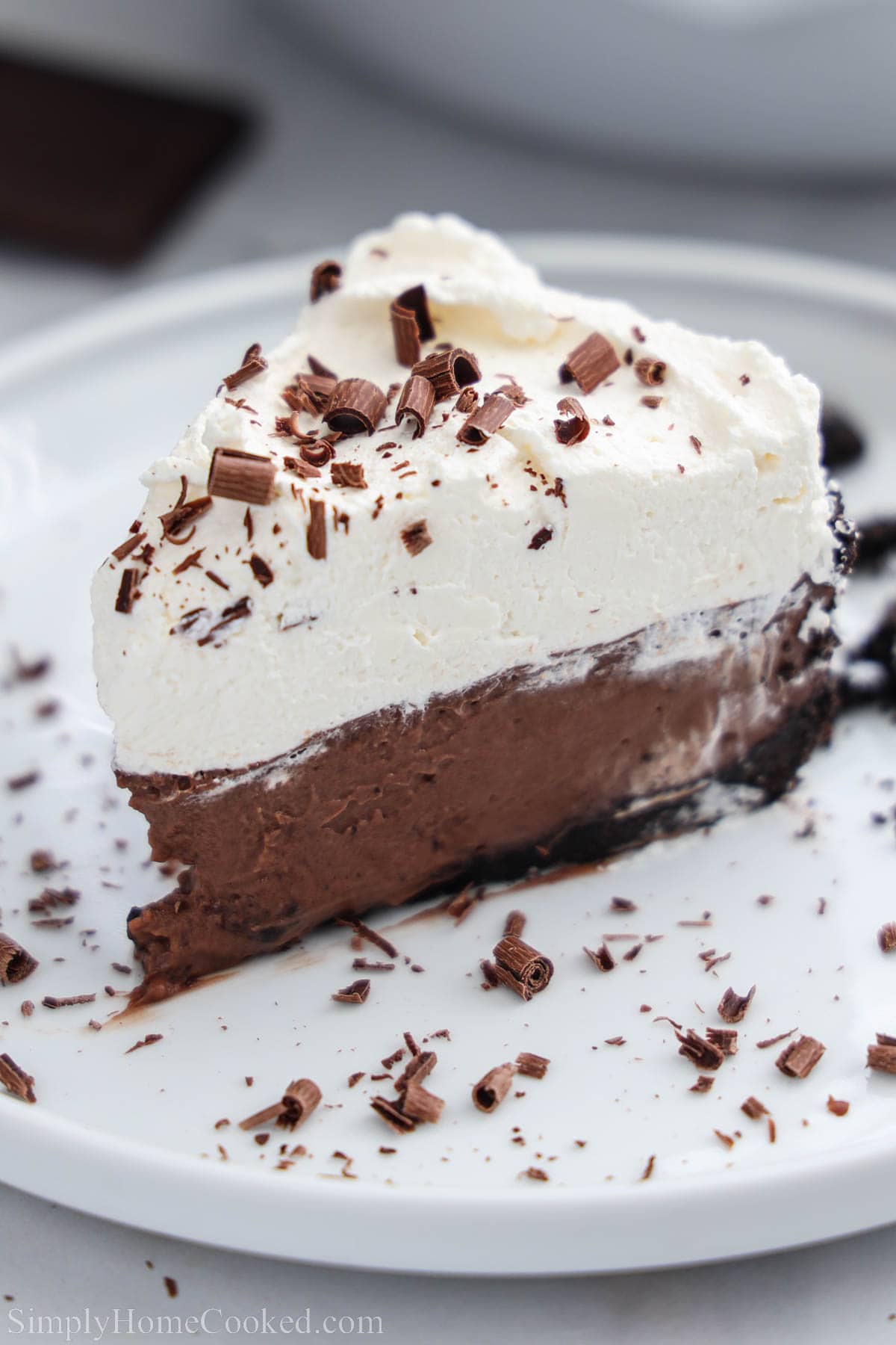 fatia de torta de creme de chocolate em um prato branco
