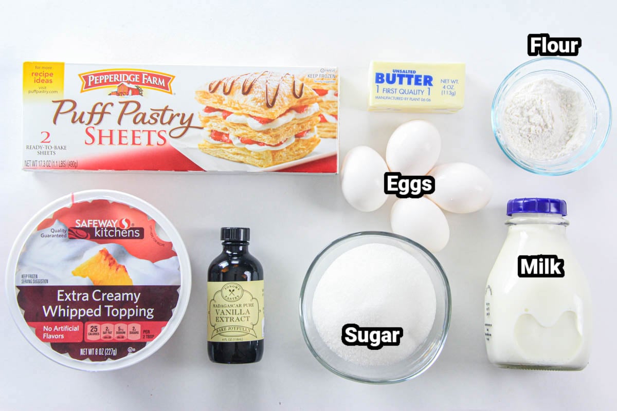 Zutaten für den einfachen Napoleon-Kuchen: Blätterteigblätter, Schlagsahne, Vanille, Zuckereier, Butter, Mehl und Milch.