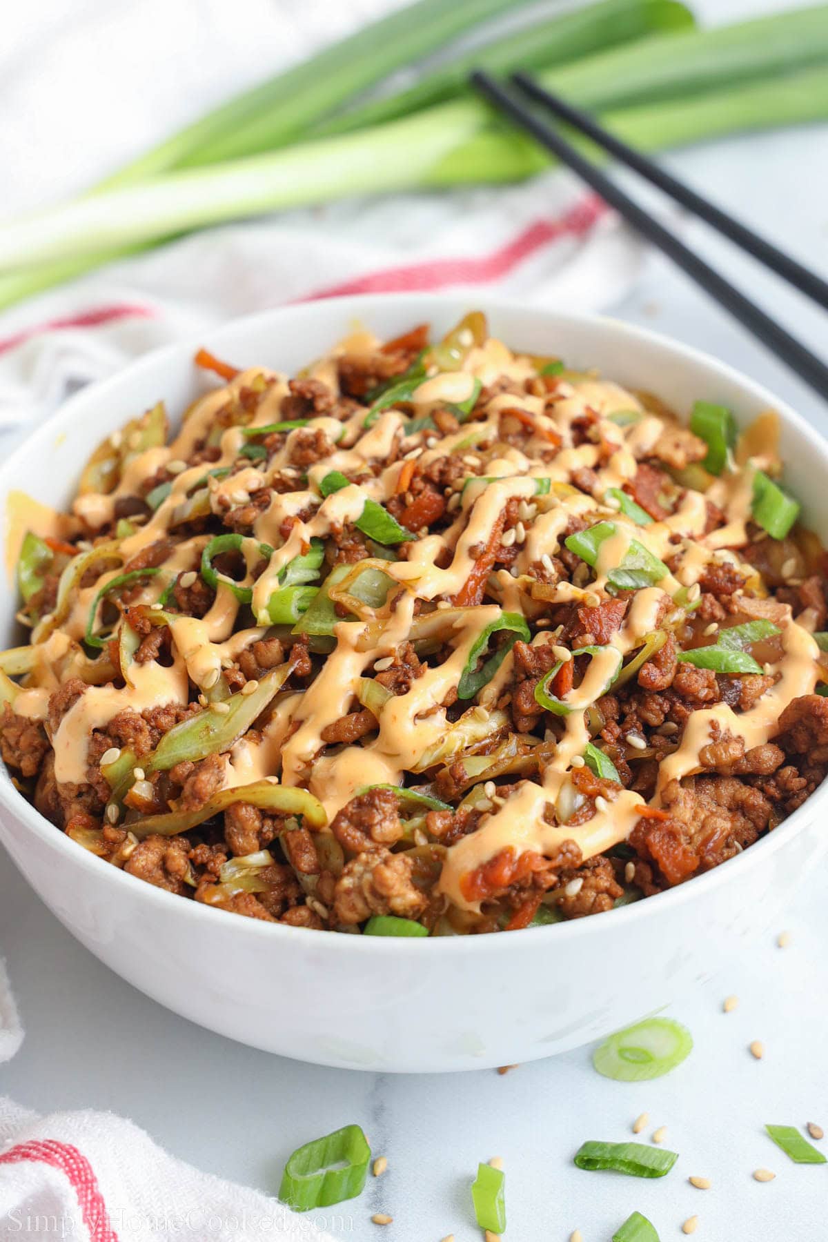 Place the egg rolls in a bowl and sprinkle with spicy mayonnaise.